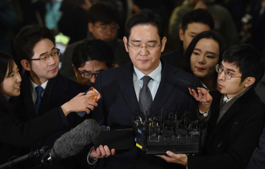 뇌물공여 등 혐의를 받는 이재용 삼성전자 부회장이 조사를 받기 위해 13일 오전 서울 대치동 특별검사 사무실로 향하고 있다. 이 부회장의 특검 출석은 지난달 12일 첫 소환 조사 이후 32일 만이며, 같은 달 19일 구속영장이 기각된 이후로는 25일 만이다.